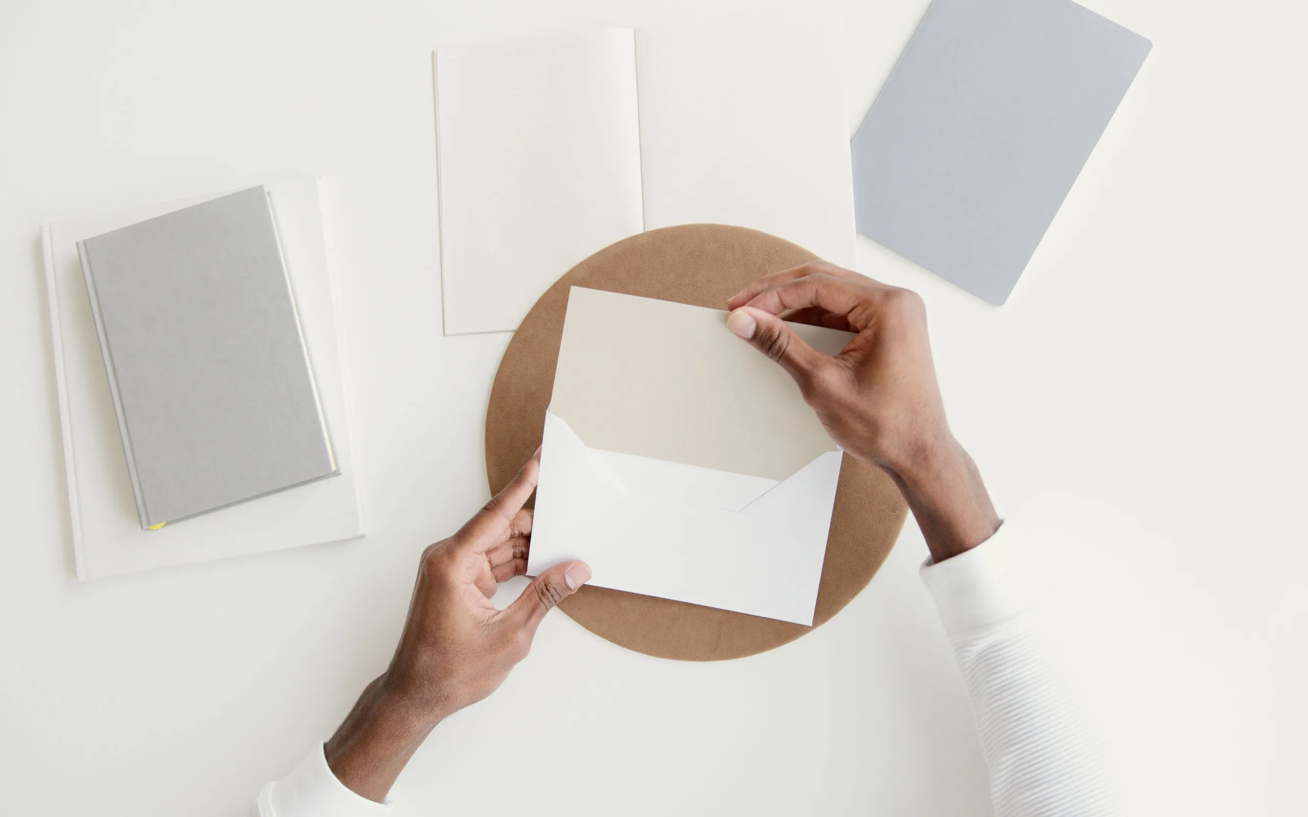 Lettre recommandée ouverte sur la table, avant de relire les conditions générales du contrat